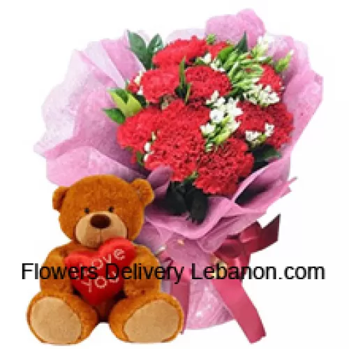 一束12朵红色康乃馨，配有季节性填充物，以及一个可爱的12英寸棕色泰迪熊
