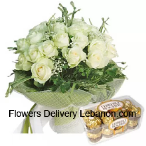 Bouquet aus 18 weißen Rosen mit saisonalen Füllern sowie 16 Stück Ferrero Rocher
