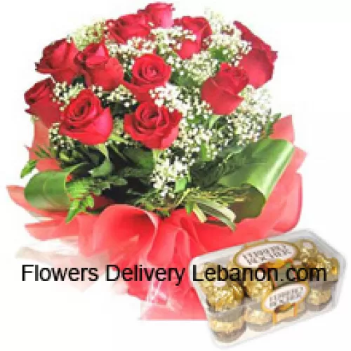 Snop od 12 crvenih ruža s sezonskim punilima zajedno s 16 komada Ferrero Rochersa