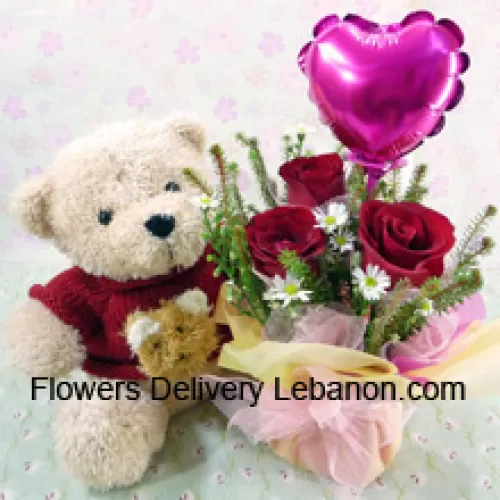 3 ורדים אדומים עם מילוי לבן משתנה בכלי זכוכית, מלווה עם דובי חמוד ובלון בצורת לב
