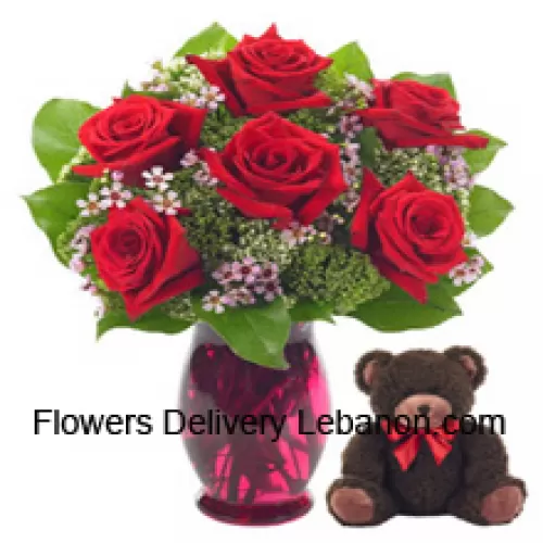 6 Trandafiri roșii cu câteva frunze de ferigi într-un vas de sticlă împreună cu un ursuleț drăguț de 14 inch înălțime