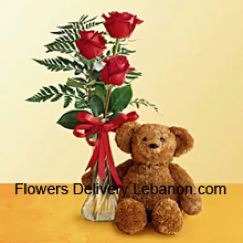 3 Trandafiri roșii cu câteva frunze de ferigă într-un vas de sticlă împreună cu un ursuleț de pluș de 12 inch