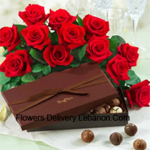 O buchet frumos de 12 trandafiri roșii cu umpluturi sezoniere însoțiți de o cutie de ciocolată importată