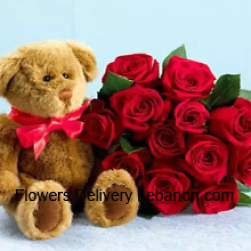 一束12朵红玫瑰搭配季节性填充物和一只可爱的棕色泰迪熊
