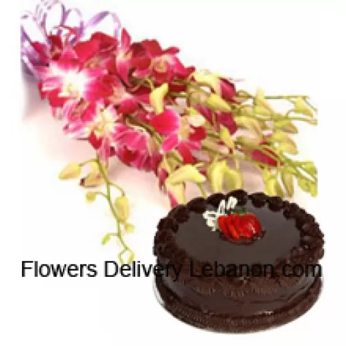 Mazzo di orchidee rosa con riempitivi stagionali insieme a 1 lb. (1/2 kg) di Torta al Cioccolato al Tartufo (Si prega di notare che la consegna della torta è disponibile solo per la regione di Metro Manila. Eventuali ordini di consegna della torta al di fuori di Metro Manila verranno sostituiti con Torta al Brownie al Cioccolato senza panna o al destinatario verrà offerto un Voucher Red Ribbon sufficiente per acquistare la stessa torta)