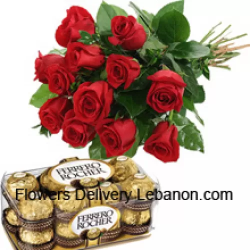 Um buquê de 12 rosas vermelhas com complementos sazonais acompanhado por uma caixa de 16 unidades de Ferrero Rocher