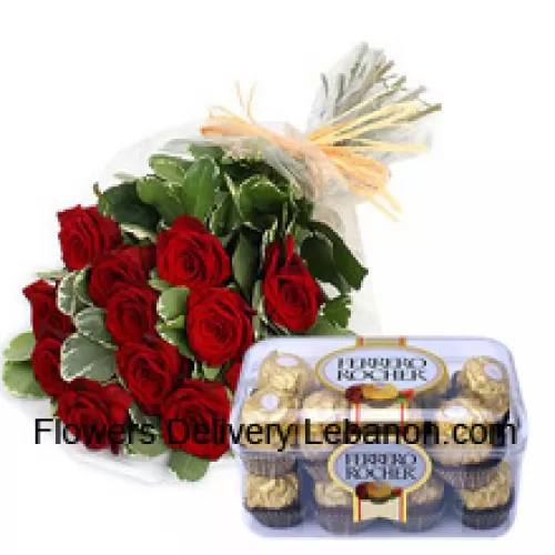 Nippu 12 punaista ruusua kausittaisilla täytteillä yhdessä 16 kpl Ferrero Rochers -suklaakonvehtia