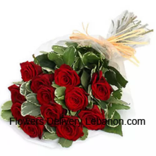 Piękny bukiet 12 czerwonych róż z dodatkiem sezonowych wypełniaczy