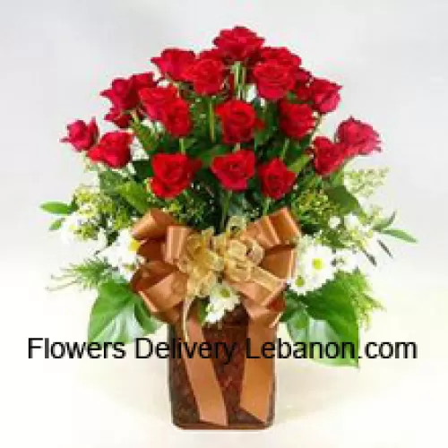 24 красных роз и 12 белых гербер вместе с сезонными зеленью в вазе