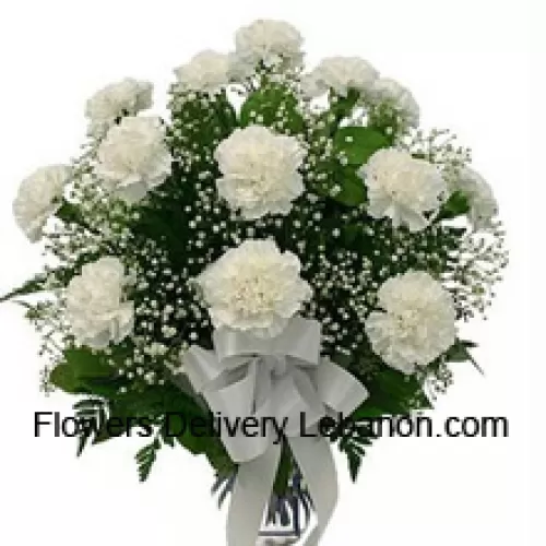 18支白色康乃馨与季节性材料装在玻璃花瓶中