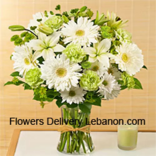 Gerberas albe, Alstroemeria albe și alte flori sezoniere aranjate frumos într-un vas de sticlă