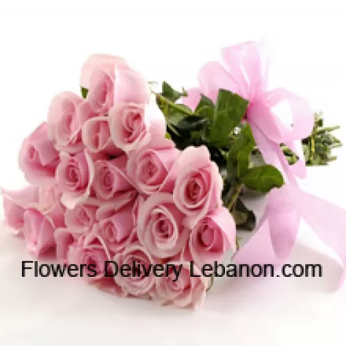Bukiet 24 różowych róż z sezonowymi dodatkami