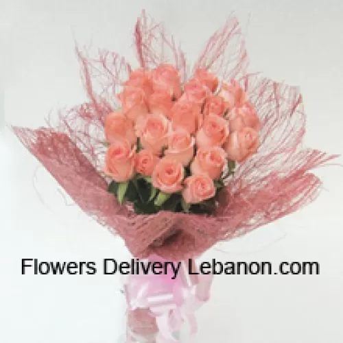 一束20朵粉色玫瑰与季节性的花材