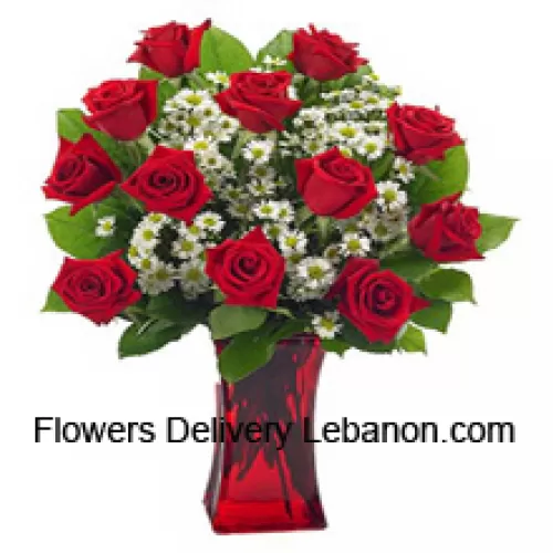12 красных роз с папоротником в стеклянной вазе