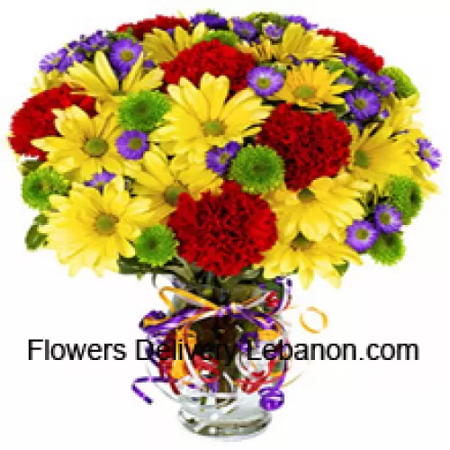 Czerwone Goździki i Żółte Gerbery Pięknie zaaranżowane w Wazonie - 24 Kwiaty i Wypełniacze