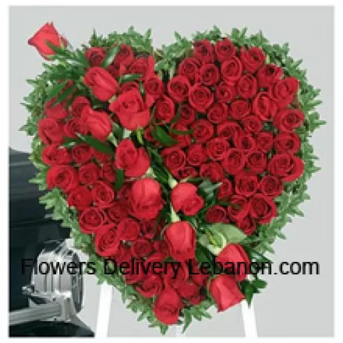 Um belo arranjo em forma de coração com 100 rosas vermelhas