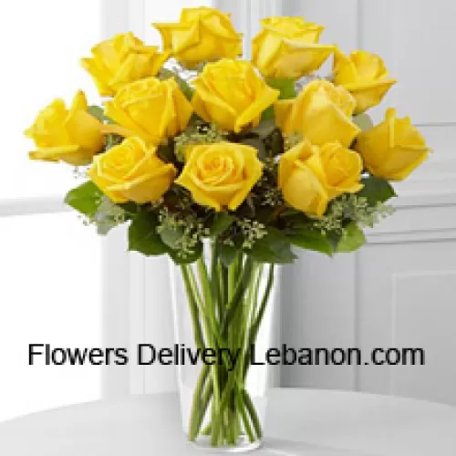 12 trandafiri galbeni cu câteva ferigi într-un vas de sticlă