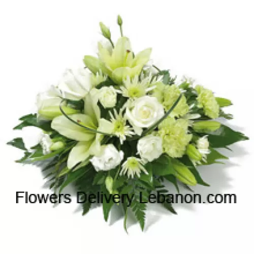 Un hermoso arreglo de rosas blancas, claveles blancos, lirios blancos y flores blancas surtidas con rellenos de temporada