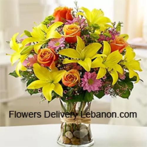 玻璃花瓶里的黄百合、橙玫瑰和粉色非洲菊，配以时令杂草