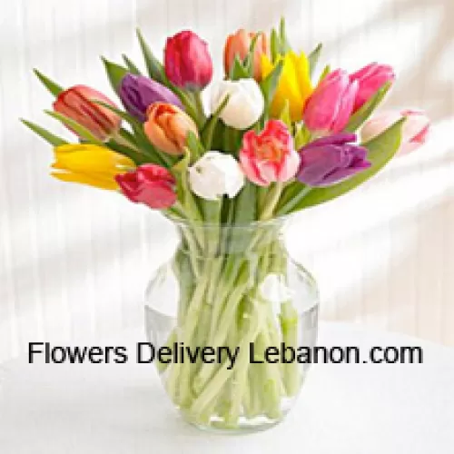 Gemengde Gekleurde Tulpen In Een Glazen Vaas - Let op: in geval van niet-beschikbaarheid van bepaalde seizoensbloemen, zullen deze worden vervangen door andere bloemen van dezelfde waarde