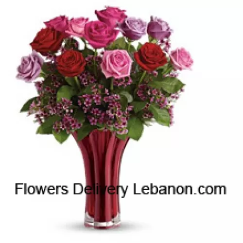 12 Trandafiri colorati amestecati cu niste ferigi intr-o vaza