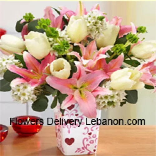 Roze lelies en witte tulpen met verschillende witte opvullers in een glazen vaas - Let op: bij het niet beschikbaar zijn van bepaalde seizoensbloemen, zullen deze worden vervangen door andere bloemen van dezelfde waarde