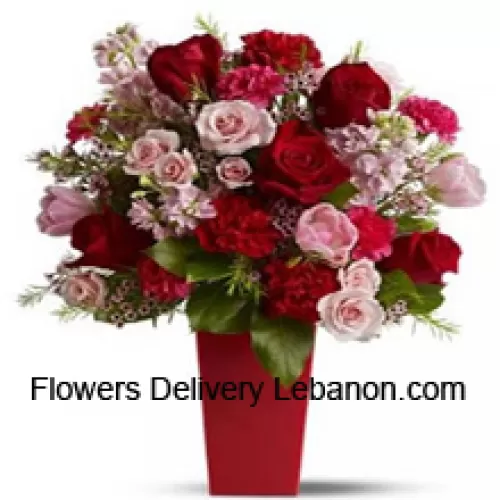 Trandafiri roșii, garoafe roșii și trandafiri roz cu umpluturi sezoniere într-un vas de sticlă - 24 de tulpini și umpluturi