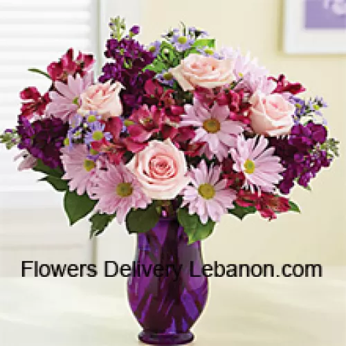 Pinkit ruusut, pinkit gerberat ja muut erilaiset kukat kauniisti aseteltuna lasimaljakkoon -- 24 varret ja täytteet