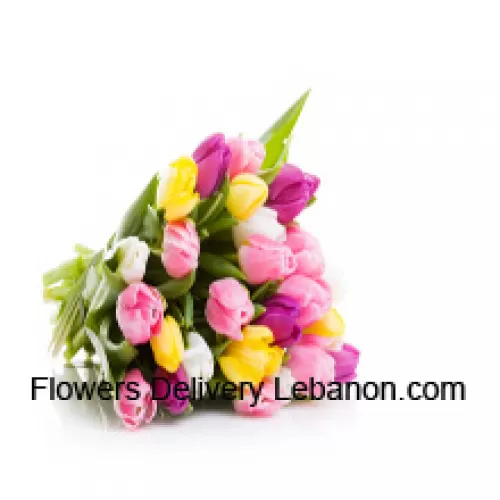 一束美丽的混色郁金香手捧花，搭配季节性的插花 - 请注意，如果某些季节性花卉不可用，将用价值相同的其他花代替