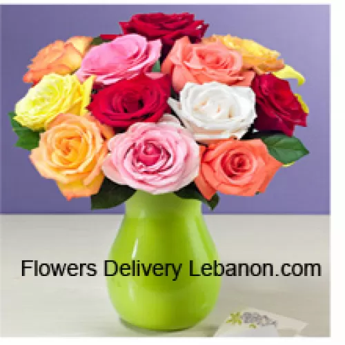 12 Mieszanych Kolorowych Róż z Trochę Paproci w Wazonie