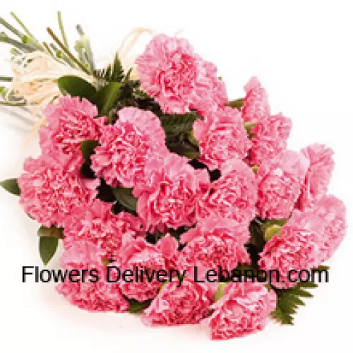 Piękny Bukiet 24 Różowych Goździków z Sezonowymi Wypełniaczami