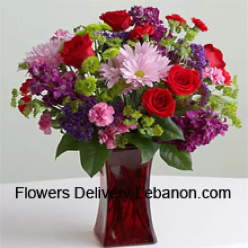 유리병에 담긴 빨간 장미, 분홍 카네이션 및 다른 여러 종류의 계절꽃