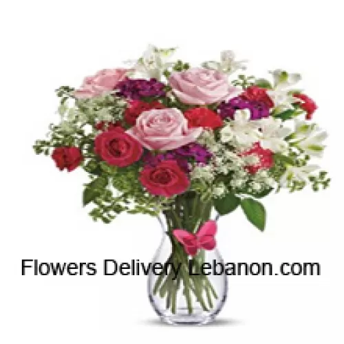 Trandafiri roșii, trandafiri roz, crizanteme roșii și alte flori asortate cu umpluturi într-un vas de sticlă - 24 tulpini și umpluturi