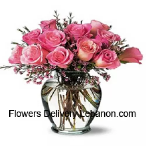 12 ružičastih ruža s nekim paprati u vazi