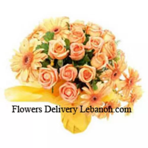 12本のオレンジ色のバラと8本のオレンジ色のガーベラが入った花瓶