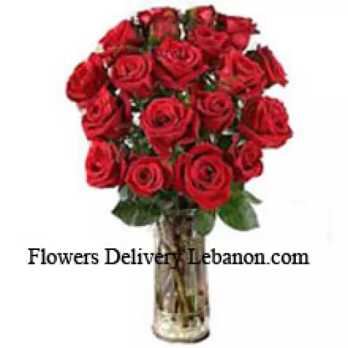 18 красных роз с папоротниками в вазе