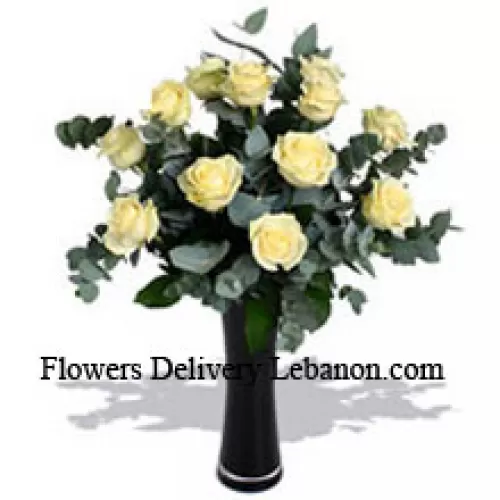 12 Rose Bianche con alcune felci in un vaso