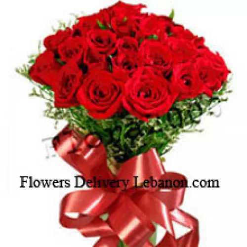 Strauß aus 24 roten Rosen mit saisonaler Füllung