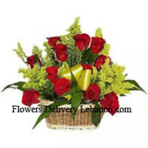 סל עם 18 ורדים אדומים עם מילוי עונתי