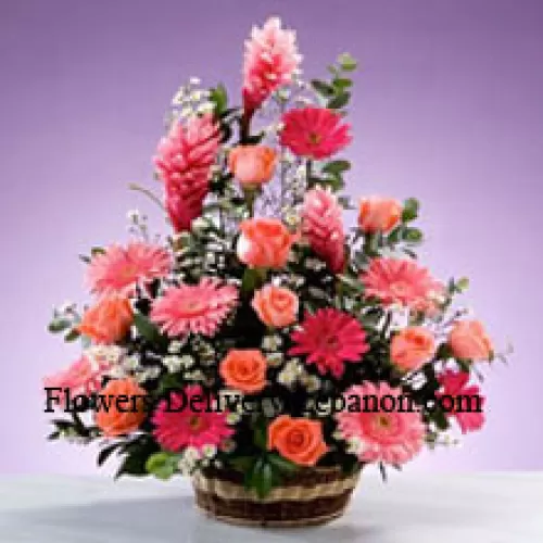 סל של פרחים מגוונים כולל ג'רברות, ורדים ומילאים עונתיים