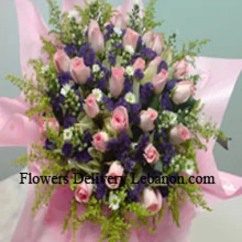 Snop od 30 ruža u rozoj boji s sezonskim punilima