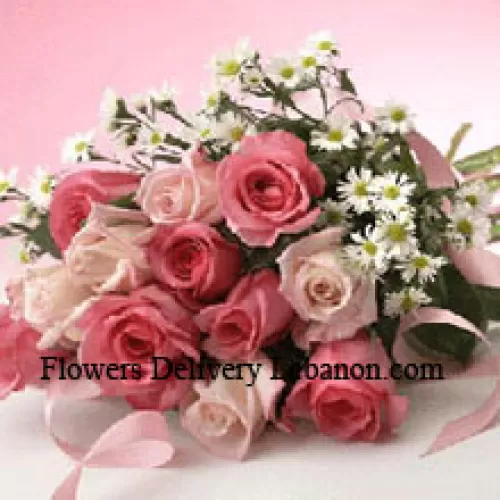 Um buquê de 12 rosas rosas com statice roxo
