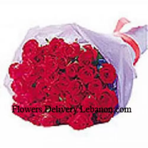 美しく包装された24本の赤いバラの束