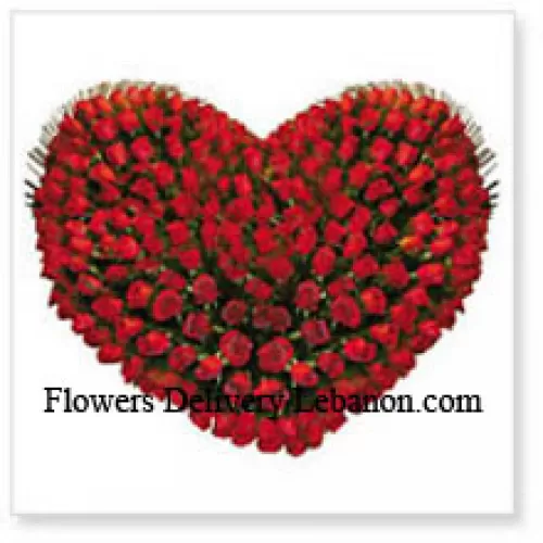 Hartvormige opstelling van 100 rode rozen
