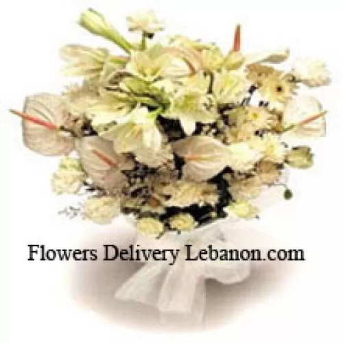 Bukiet białych lilii, białych anturium, białych goździków i białych róż z sezonowymi dodatkami
