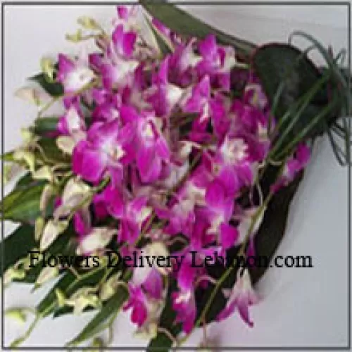 Mazzo di orchidee con riempitivi stagionali
