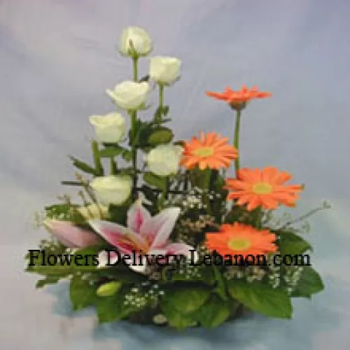 Košara raznovrsnih cvjetova uključujući ljiljane, ruže i margarete