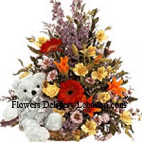 סל של פרחים מעורבים עם דובי דובון חמוד