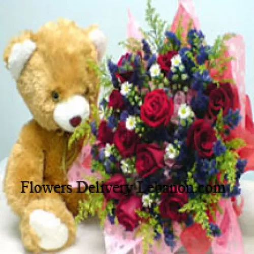 一束12朵红玫瑰，配有填充物和一个中等大小可爱的泰迪熊