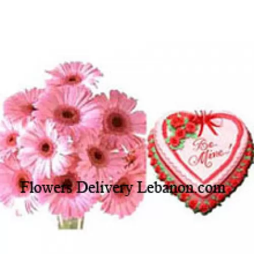 12 Gerberas roses dans un vase avec un gâteau aux fraises de 1 kg (2,2 livres)